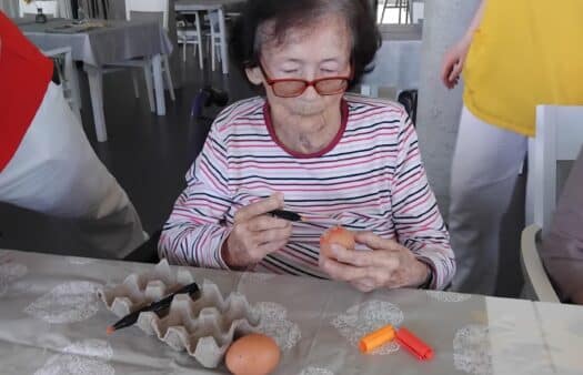 Zdobení velikonočních vajíček s klienty SeniorCentra Štěrboholy