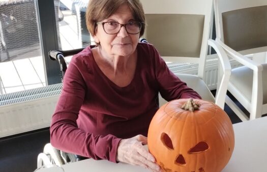 Tvoření halloweenských dýní s klienty v SeniorCentru Štěrboholy